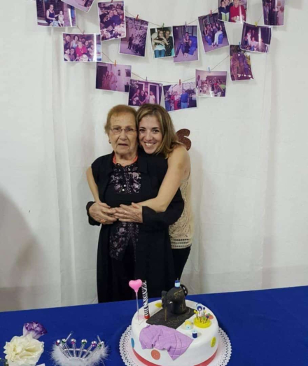 Junto a su abuela Nina, a quien le dedicó el nombre de su marca.jpg