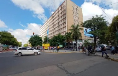 Ataque a policías y daños en comercios en reacción de piqueteros