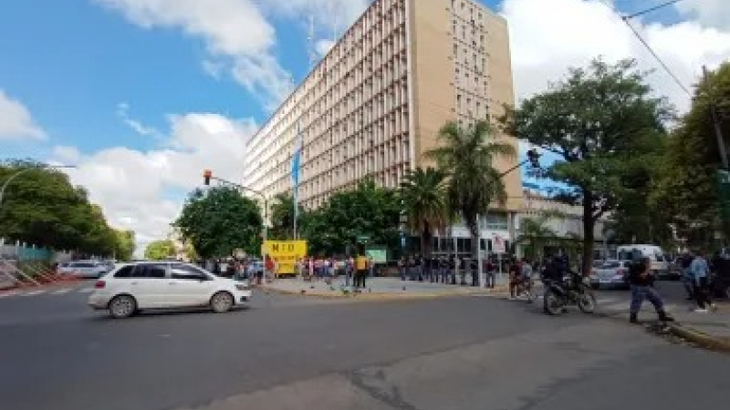 Ataque a policías y daños en comercios en reacción de piqueteros