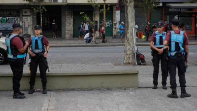 Arrojaron un adoquín contra un automóvil y mataron a una policía