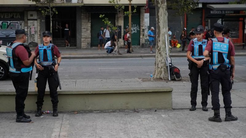 Arrojaron un adoquín contra un automóvil y mataron a una policía
