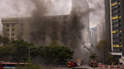 Hong Kong: miles de evacuados por incendio en populoso barrio 
