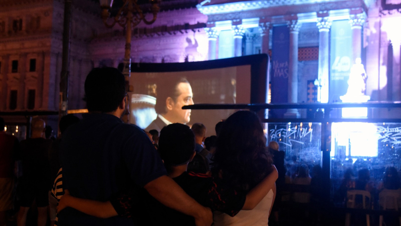 Más de 3 mil personas disfrutaron de "Argentina, 1985" gratis en las escalinatas del Congreso