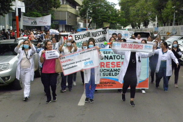 Manifestación de médicos de salud pública en reclamo por la exención de ganacias