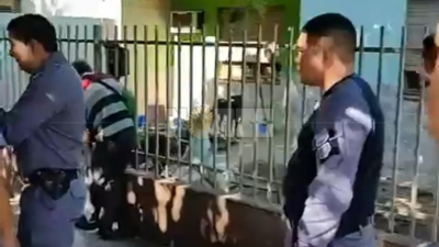 Allanaron una vivienda donde viven más de 20 perros y su propietario amenazó a vecinos con un arma de fuego