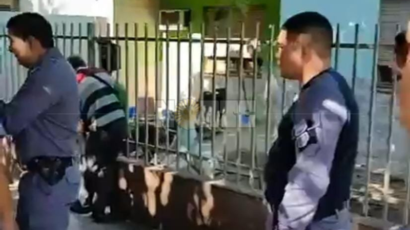 Allanaron una vivienda donde viven más de 20 perros y su propietario amenazó a vecinos con un arma de fuego