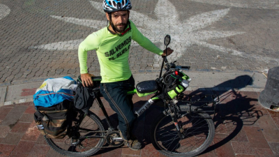 Recorre Argentina en bicicleta para ‘salvar el suelo‘ y concientizar sobre su preservación  