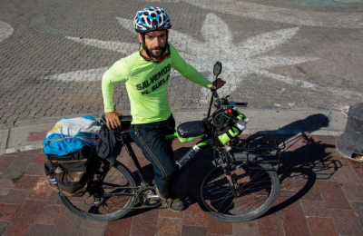 Recorre Argentina en bicicleta para ‘salvar el suelo‘ y concientizar sobre su preservación  