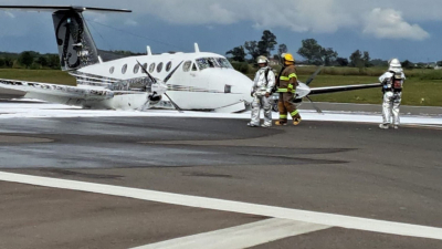 Un avión llegó al aeropuerto de Salta sin el tren de aterrizaje: llevaba nueve personas