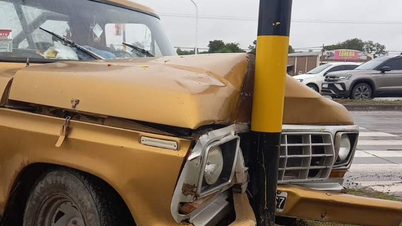 Esquivó a un auto que pasó en rojo y terminó chocando contra un semáforo