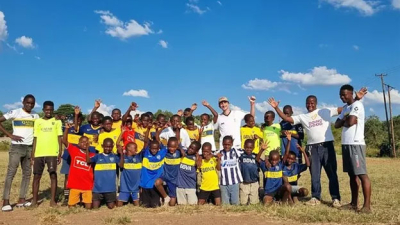 Un argentino realiza una colecta para una cancha de fútbol en Zambia