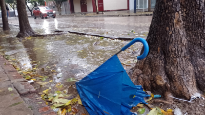 Las precipitaciones continuarán toda la jornada y se complica la situación en algunos barrios
