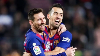 Busquets anunció su salida del Barcelona y Messi lo elogió en las redes