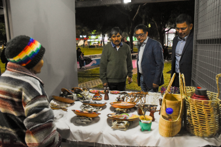 GUSTAVO CON ARTESANOS.jpg