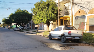 Vecinos hartos de reclamar a SAMEEP por agua potable que brota del pavimento