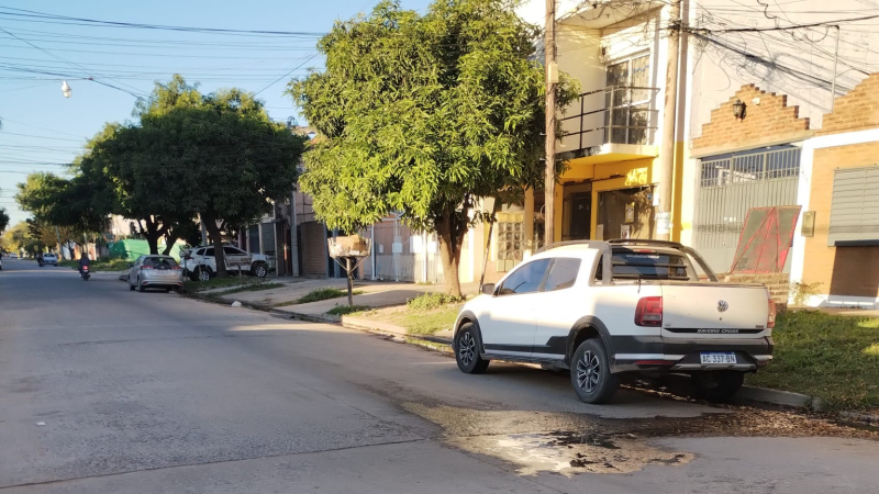 Vecinos hartos de reclamar a SAMEEP por agua potable que brota del pavimento