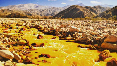 Río de aguas amarillas, uno de los paisajes más sorprendentes y menos conocidos de la Argentina