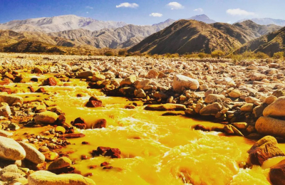 Río de aguas amarillas, uno de los paisajes más sorprendentes y menos conocidos de la Argentina