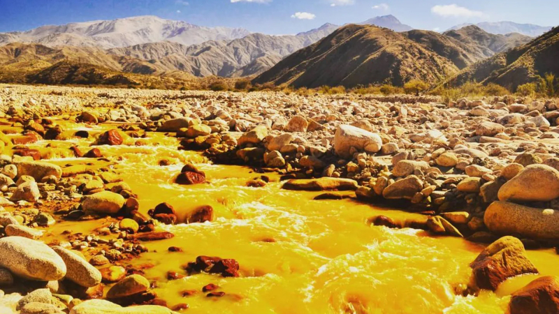 Río de aguas amarillas, uno de los paisajes más sorprendentes y menos conocidos de la Argentina