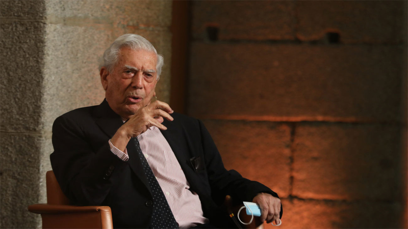 El escritor Mario Vargas Llosa tuvo que ser hospitalizado por coronavirus en Madrid