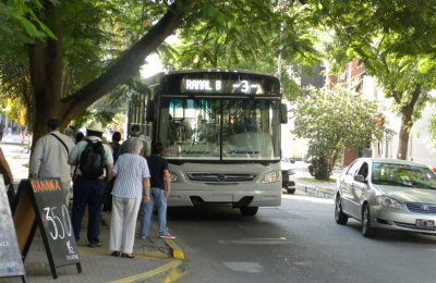 Proponen que funcionarios y diputados viajen en colectivos locales