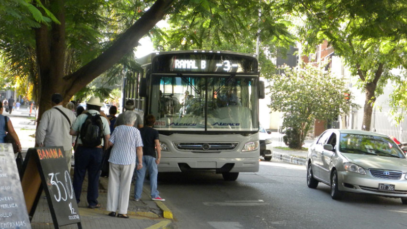 Proponen que funcionarios y diputados viajen en colectivos locales