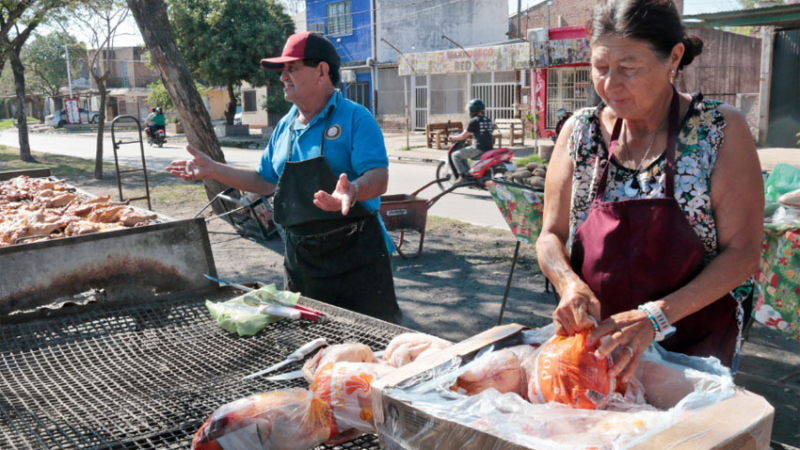 Duro golpe de los precios al consumo de comidas callejeras