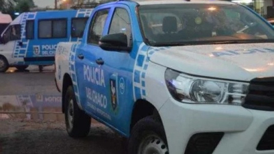 Resistencia: ocho sujetos golpearon y balearon a un joven en el barrio Resistiré