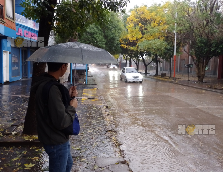lluvia pibe paraguas.JPG