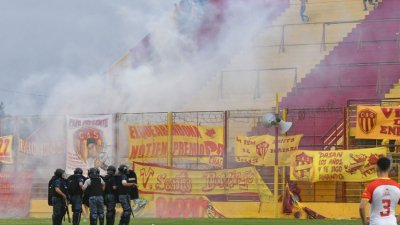 El Estadio Centenario vivió una nueva tarde negra, cargada de incidentes