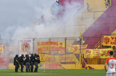 El Estadio Centenario vivió una nueva tarde negra, cargada de incidentes