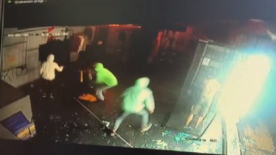 Banda de jóvenes arremeten y saquean prendas de vestir de un comercio céntrico