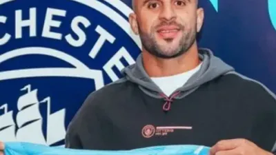 El City anunció la renovación de Walker imitando una escena de la película "El Lobo de Wall Street"