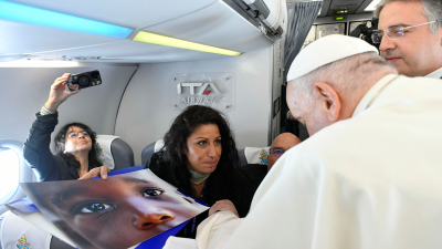 Francisco se emocionó cuando fotógrafa de Reuters le mostró la foto de un niño migrante