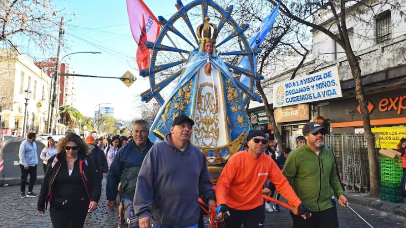Miles de fieles peregrinan a Luján con la consigna:"Madre, estamos en tus manos, danos fuerza para unirnos"