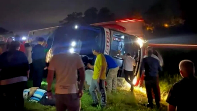 Volcó un micro que venía de un viaje de egresados: al menos diez estudiantes heridos