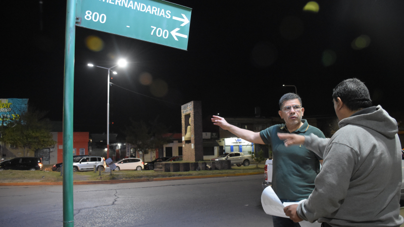 La Municipalidad continúa instalando luminarias en el centro y en los barrios