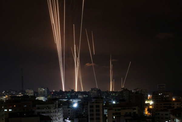 Militantes palestinos disparan cohetes desde la ciudad de Gaza hacia Israel. Foto de MAHMUD HAMS / AFP.