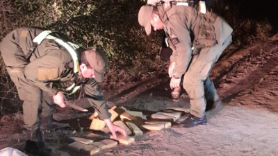Abandonan en Campo Rossi 17 kilos de marihuana en un camino secundario