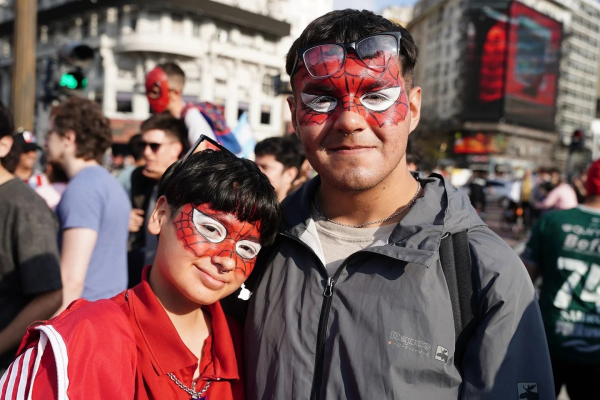 Padre e hijo maquillados para la ocasión.