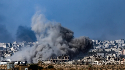 Las tropas israelíes y los terroristas de Hamas combaten en las calles de Gaza
