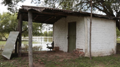 875 familias comenzaron un lento éxodo en busca de zonas altas