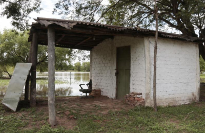 875 familias comenzaron un lento éxodo en busca de zonas altas