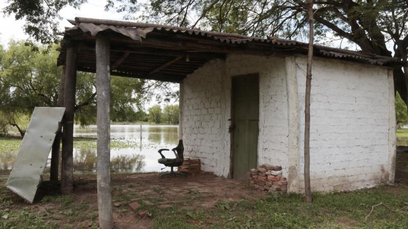 875 familias comenzaron un lento éxodo en busca de zonas altas