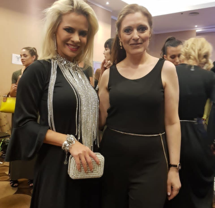 Alejandra Maglietti posando junto a Favia M. Consorti.jpg