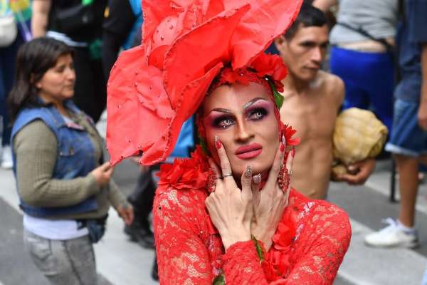Esta es la marcha número 32, que se realiza todos los años ininterrumpidamente desde 1992 con el propósito de visibilizar reclamos, conquistas, así como el orgullo por la orientación sexual, identidad y expresión de género.