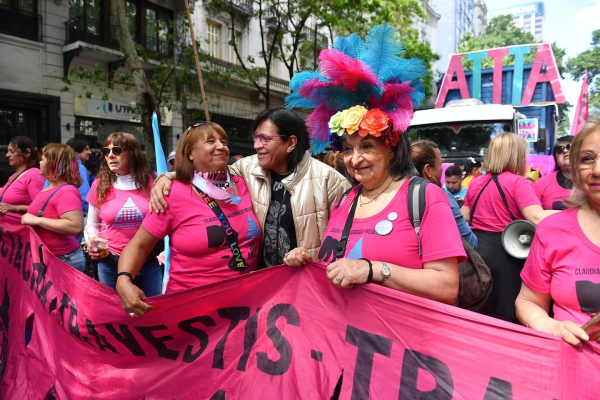 Con plumas, flores y una camiseta fucsia, se movilizó la Asociación de Travestis, Transexuales y Transgéneros de Argentina (ATTTA).