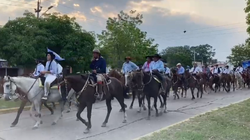 Impresionante desfile gaucho por el Día de la Tradición en Resistencia