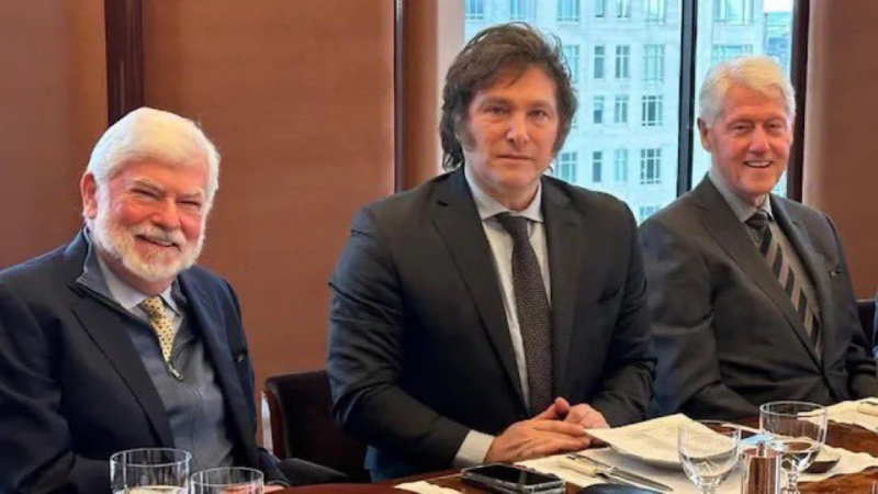 Javier Milei expuso ante Clinton y Dodd su plan de gobierno para la Argentina