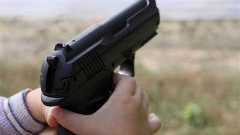 Una nena de 2 años encontró un arma de su papá y se disparó en el pecho